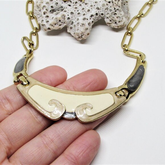 Vintage TRIFARI Gray Cream Beige Enamel Bib Necklace- Chunky Gold Plated Chain - Picture 6 of 7